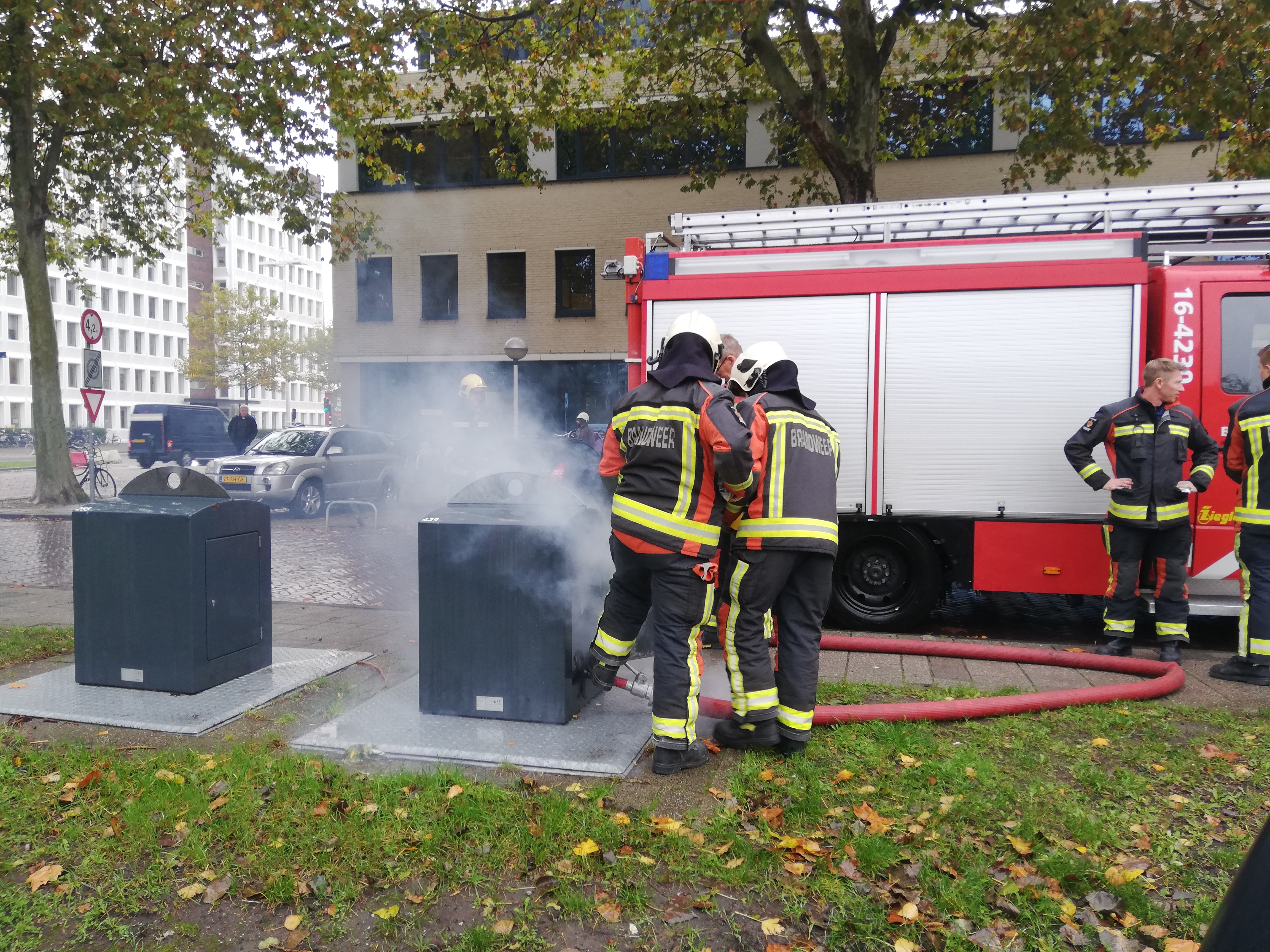 Brand in ondergrondse container Stationskwartier, Anthony Fokkerweg in Leiden