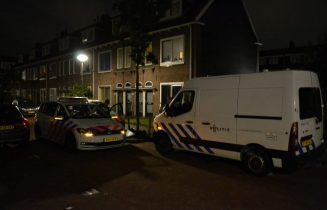 Brommerrijder gaat onderuit en belandt in voortuin, Borneostraat in Leiden