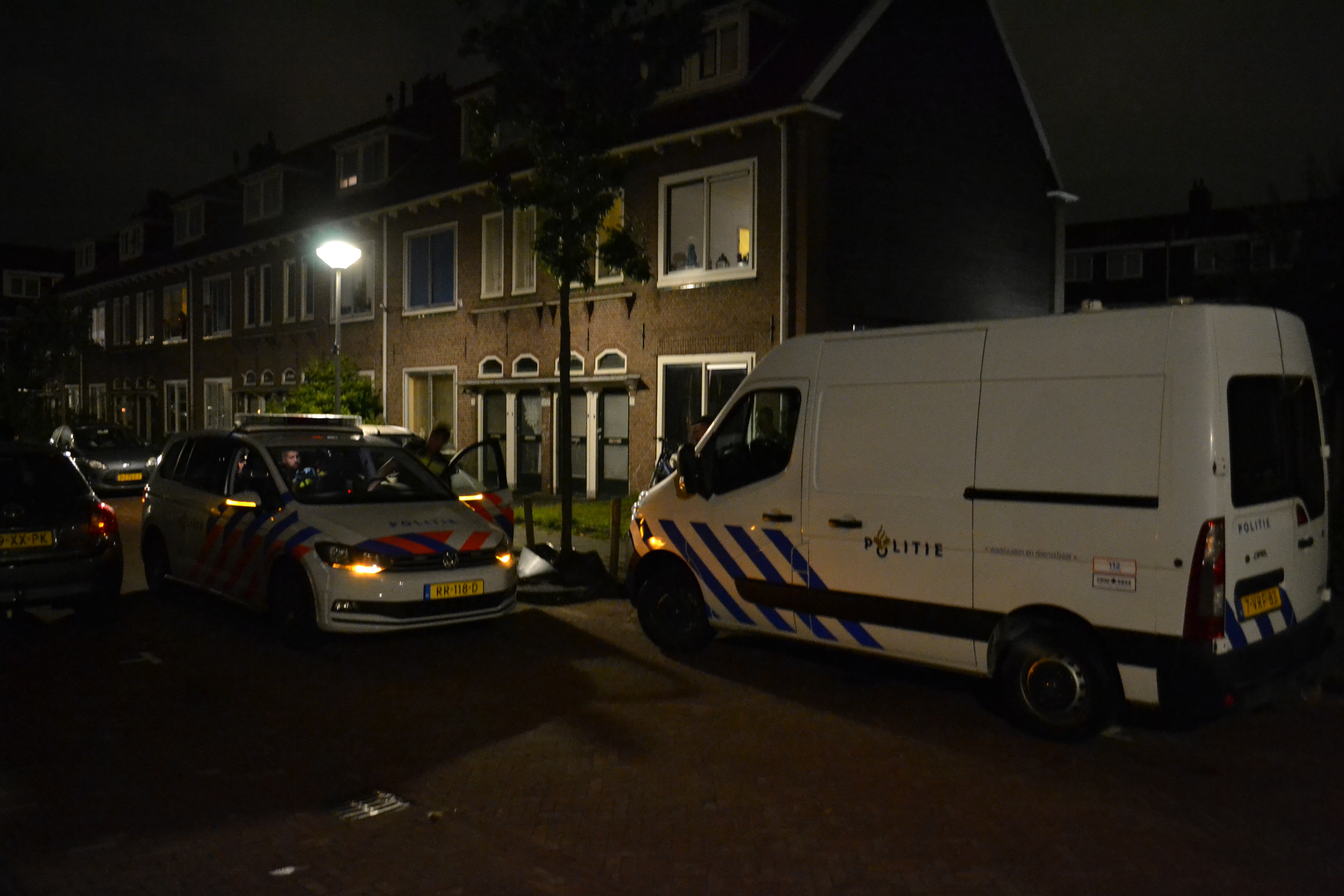 Brommerrijder gaat onderuit en belandt in voortuin, Borneostraat in Leiden