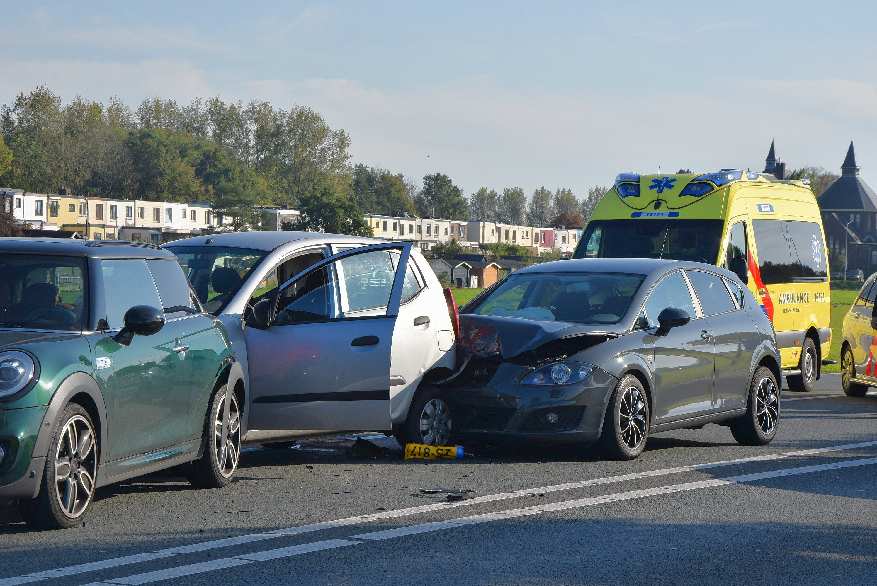 Meerdere auto's beschadigd bij kettingbotsing, Europaweg - N206 in Leiden