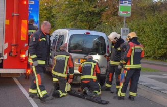 Vrouw met rolstoel uit bestelbusje bevrijd na kop-staart aanrijding, Churchilllaan - N206 in Leiden
