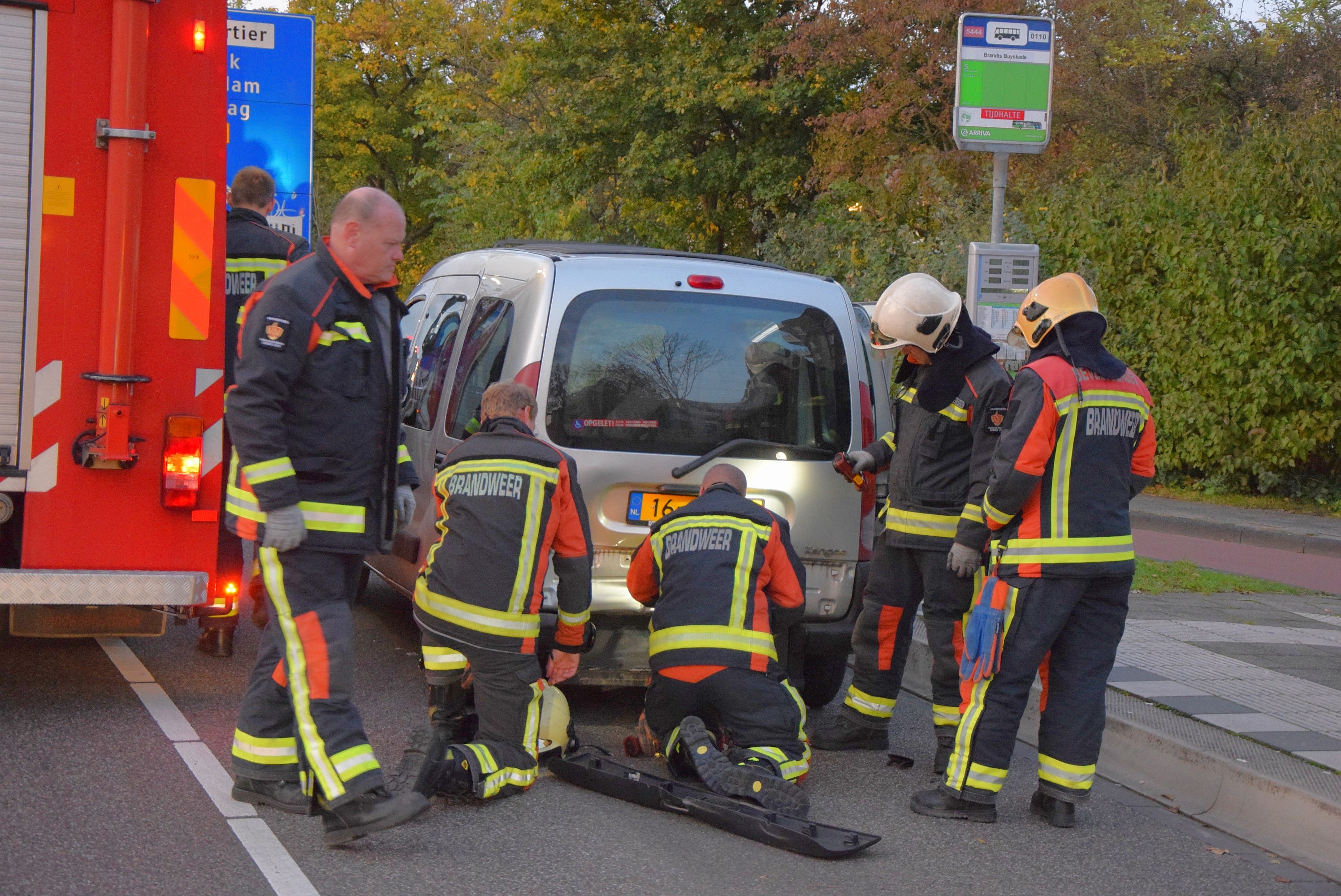 Vrouw met rolstoel uit bestelbusje bevrijd na kop-staart aanrijding, Churchilllaan - N206 in Leiden