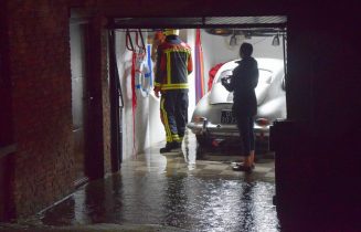 Flinke waterschade in woningen na regenbui, Gerbrandylaan in Leiden