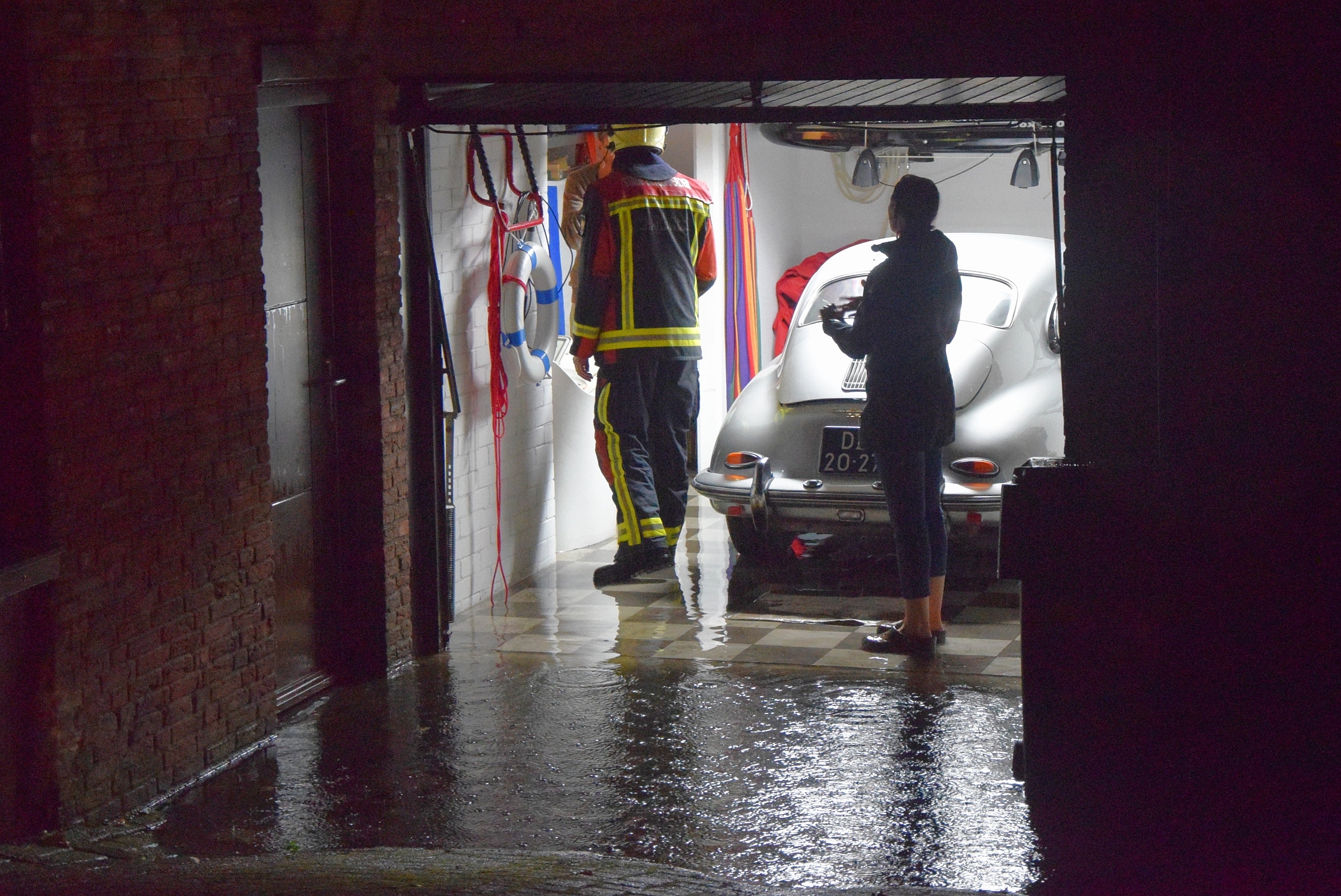 Flinke waterschade in woningen na regenbui, Gerbrandylaan in Leiden