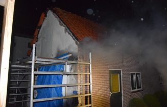 Brandweer blust uitslaande brand in meterkast, Weipoortseweg in Zoeterwoude