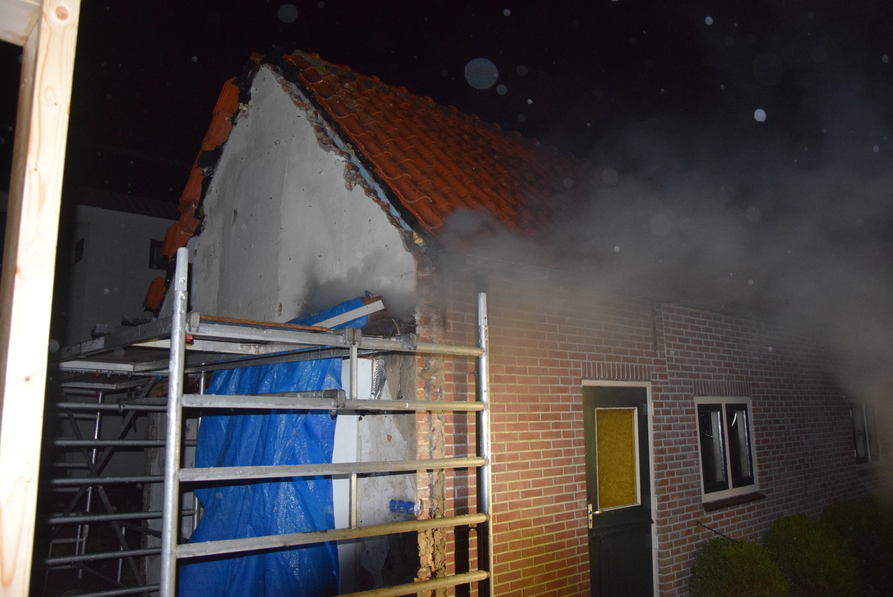 Brandweer blust uitslaande brand in meterkast, Weipoortseweg in Zoeterwoude