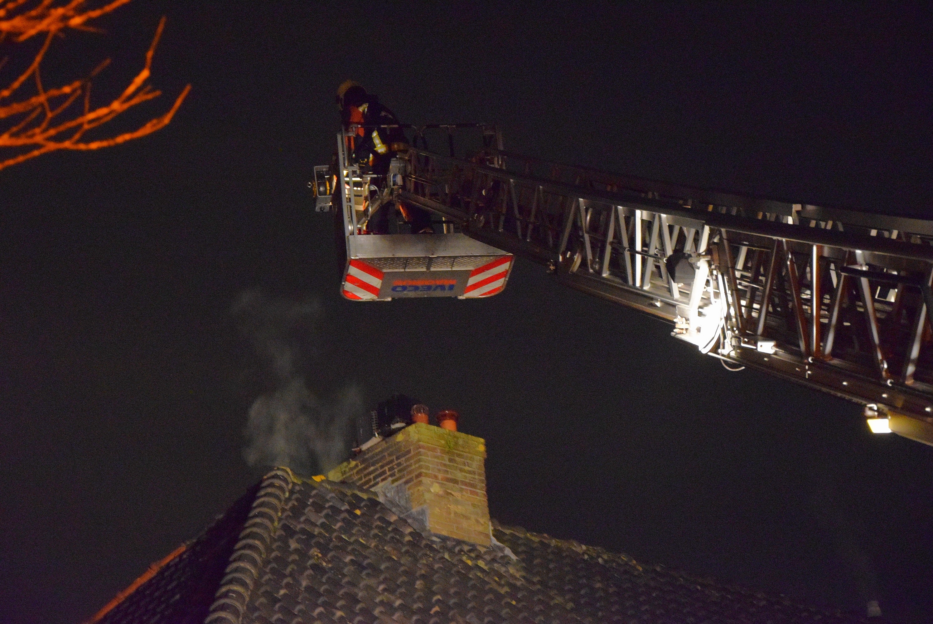 Schoorsteenbrand blijkt cv-ketel afvoer, Emmalaan in Oegstgeest
