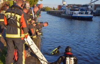 Man op scootmobiel te water geraakt, Achthovenerweg in Leiderdorp