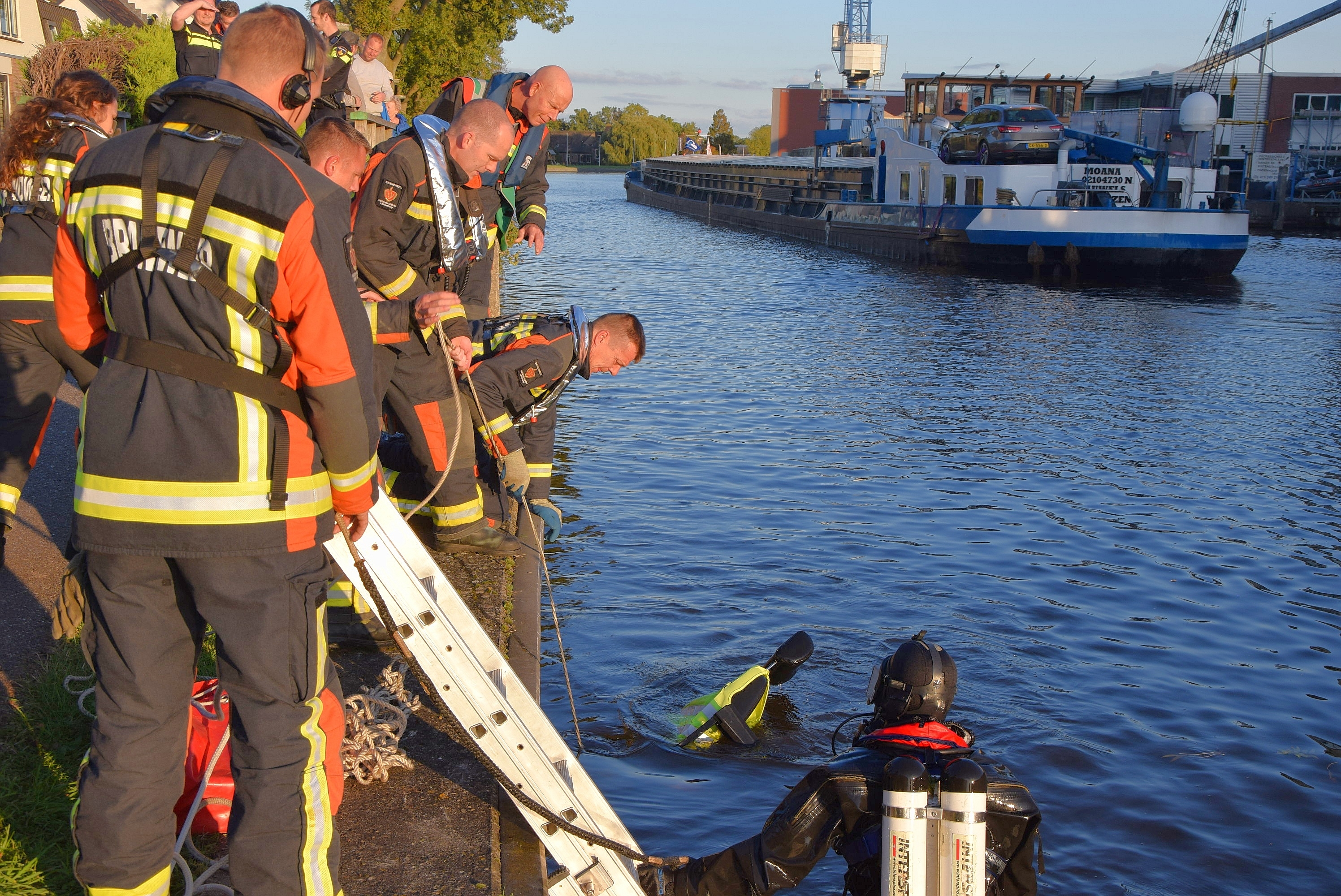 Man op scootmobiel te water geraakt, Achthovenerweg in Leiderdorp