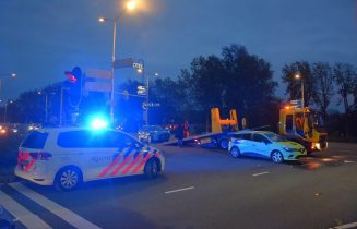Flinke schade en verkeersgaos na botsing op kruising, Voorschoterweg - N206 in Leiden