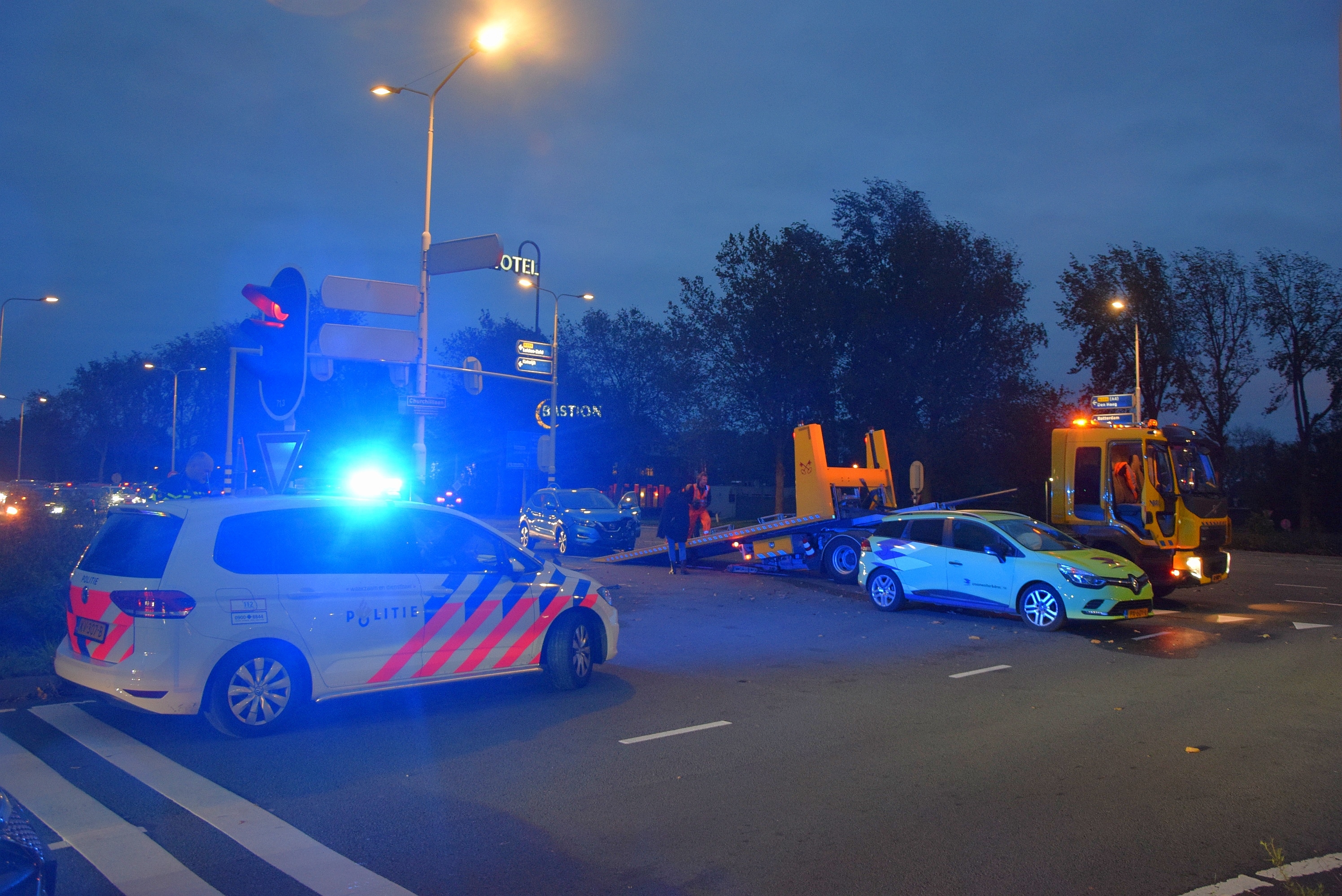 Flinke schade en verkeersgaos na botsing op kruising, Voorschoterweg - N206 in Leiden