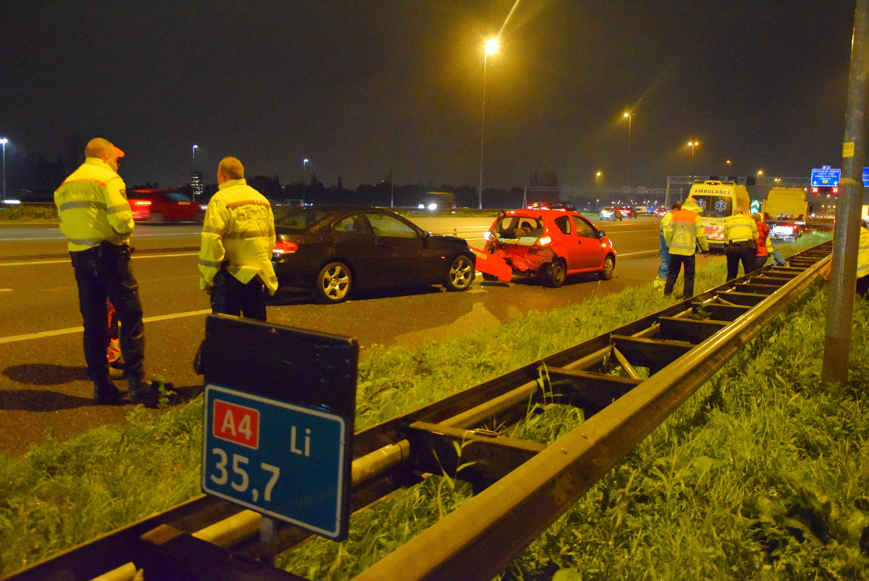 Flinke schade bij kop-staart aanrijding op snelweg, Rijksweg A4 in Leiden