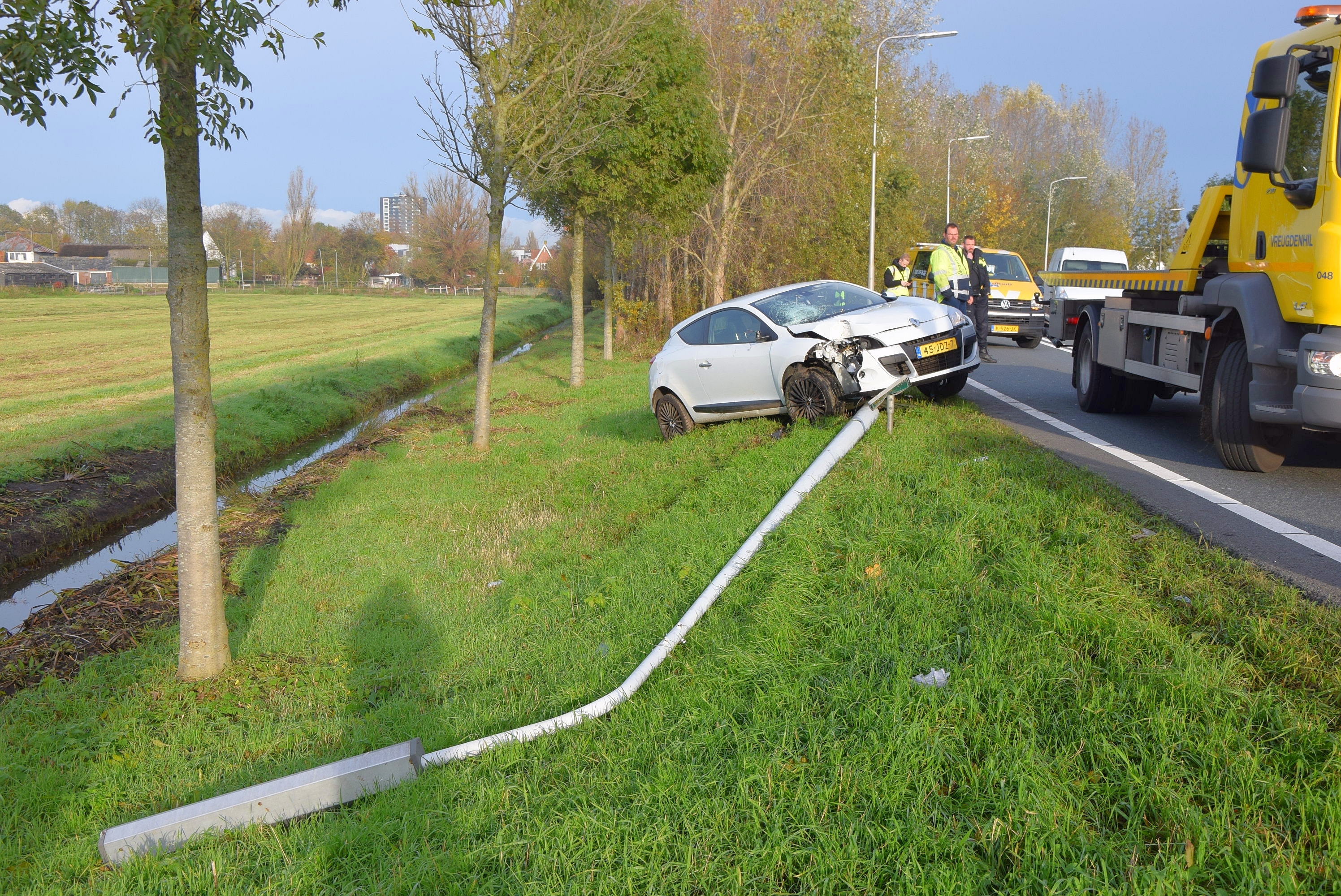Automobilist ramt lantaarnpaal, Europaweg - N206 in Leiden