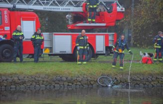 Zoektocht na aantreffen fiets in water, Kanaalweg in Leiden