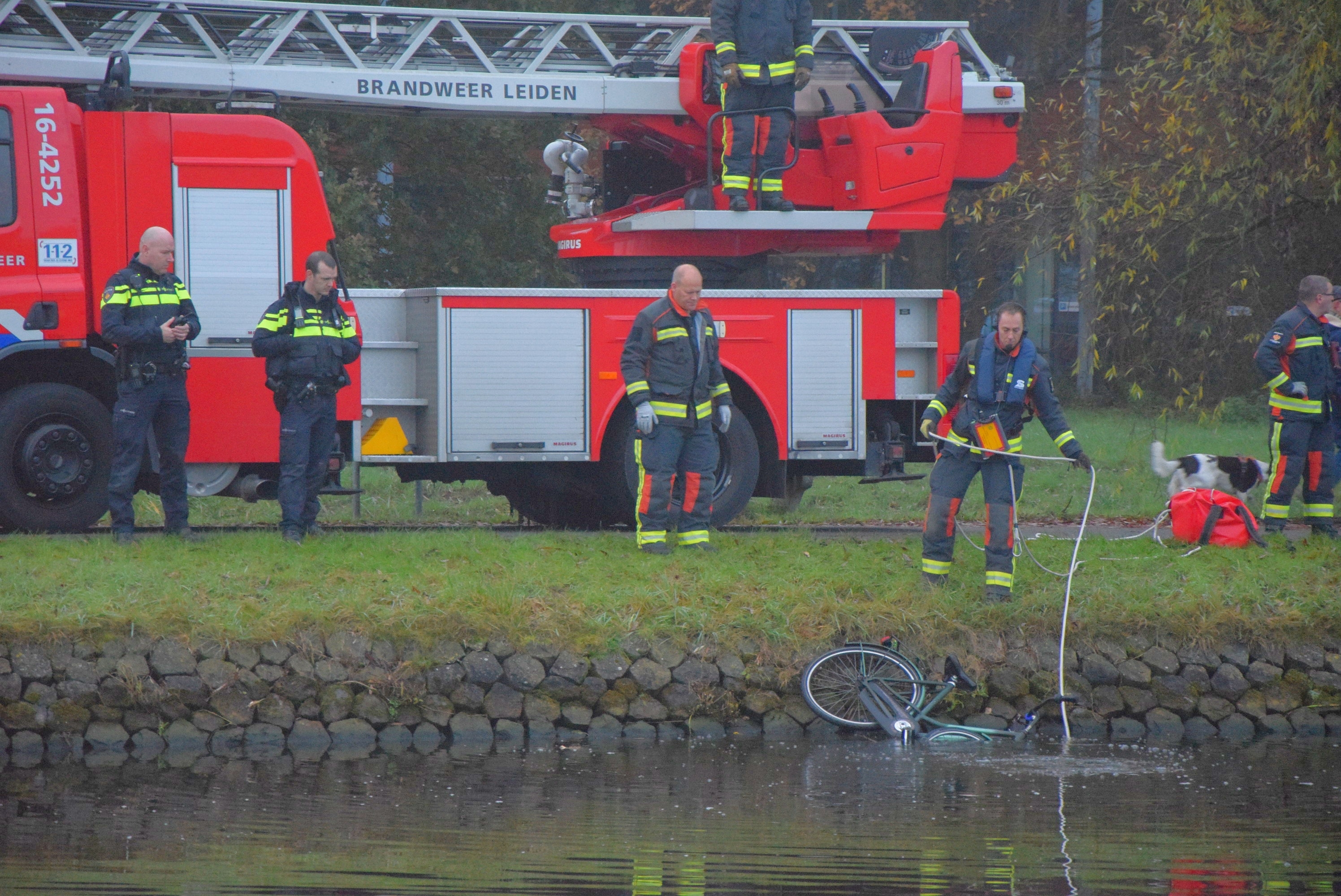 Zoektocht na aantreffen fiets in water, Kanaalweg in Leiden