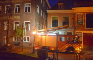 Kaars zorgt voor brand in woning, Oude Rijn in Leiden