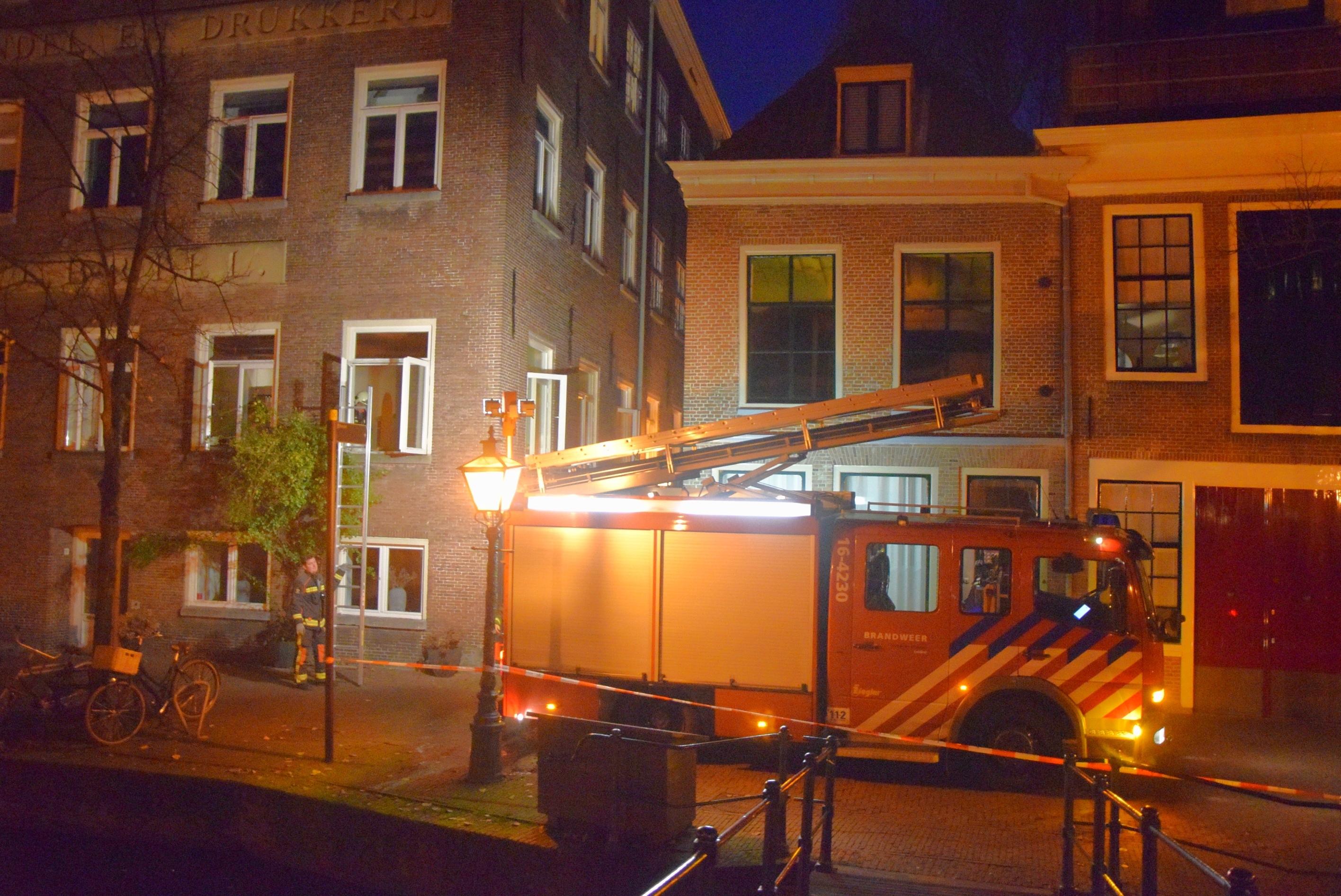 Kaars zorgt voor brand in woning, Oude Rijn in Leiden