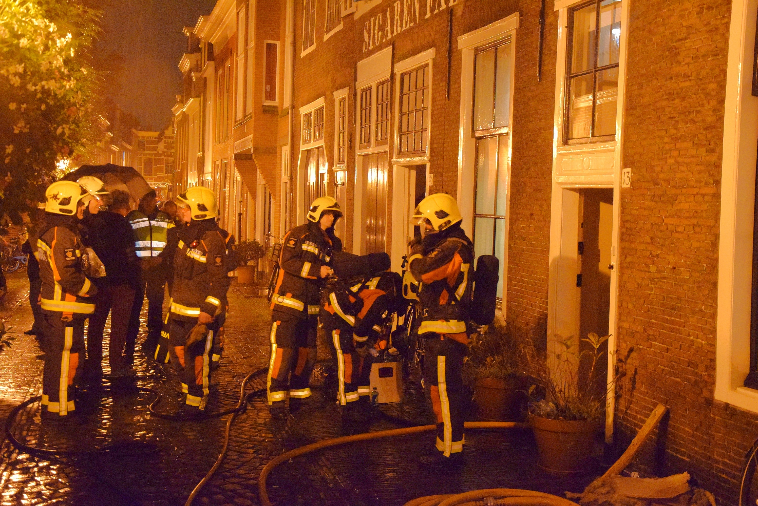 Schoorsteenbrand in monumentaalpand, Herensteeg in Leiden