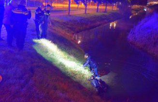 Politie haalt dronken scooterrijder uit sloot, Willem-Alexanderlaan in Leiderdorp
