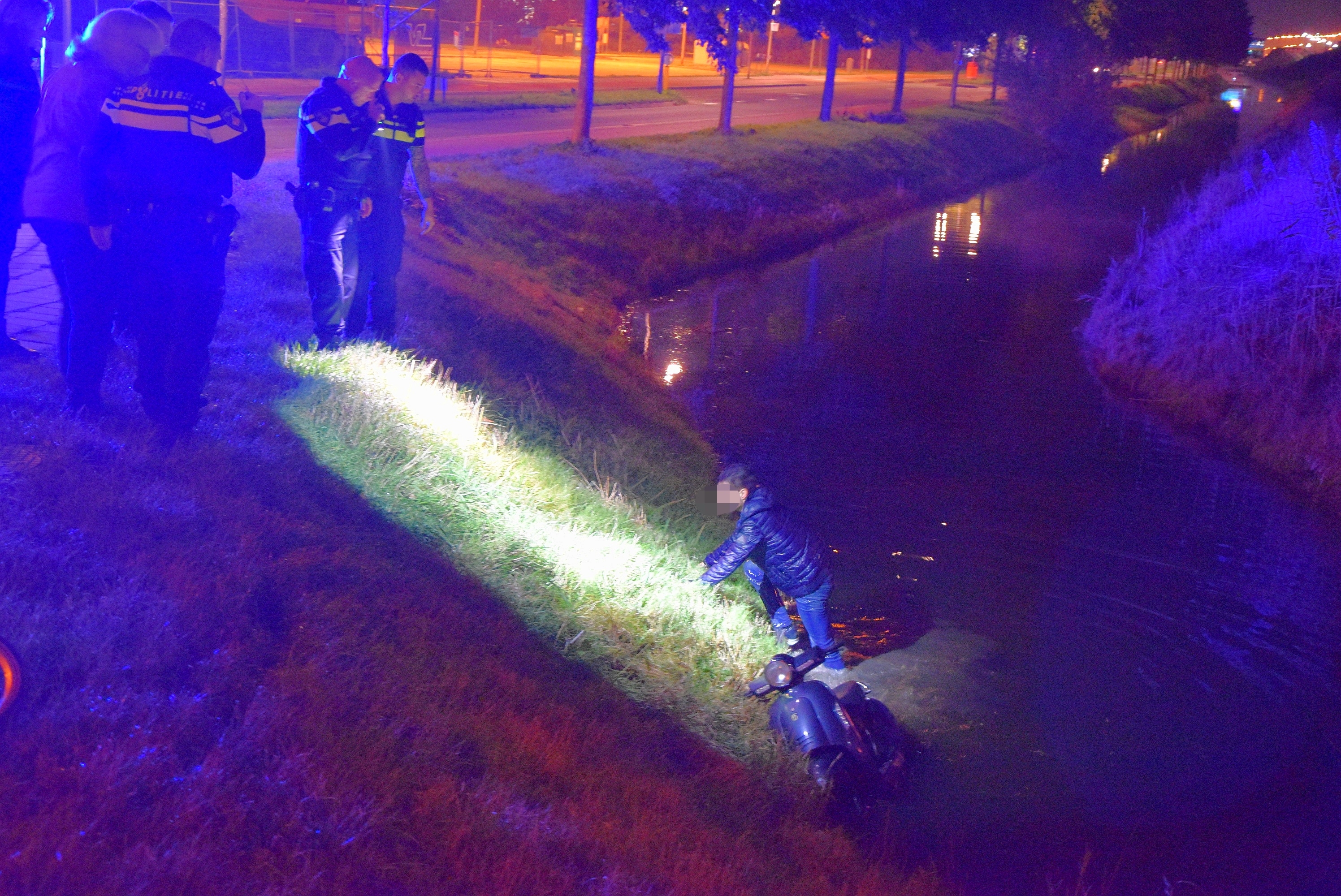 Politie haalt dronken scooterrijder uit sloot, Willem-Alexanderlaan in Leiderdorp