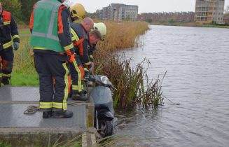 Vissers vinden scooter in sloot, Grotiuslaan in Leiderdorp