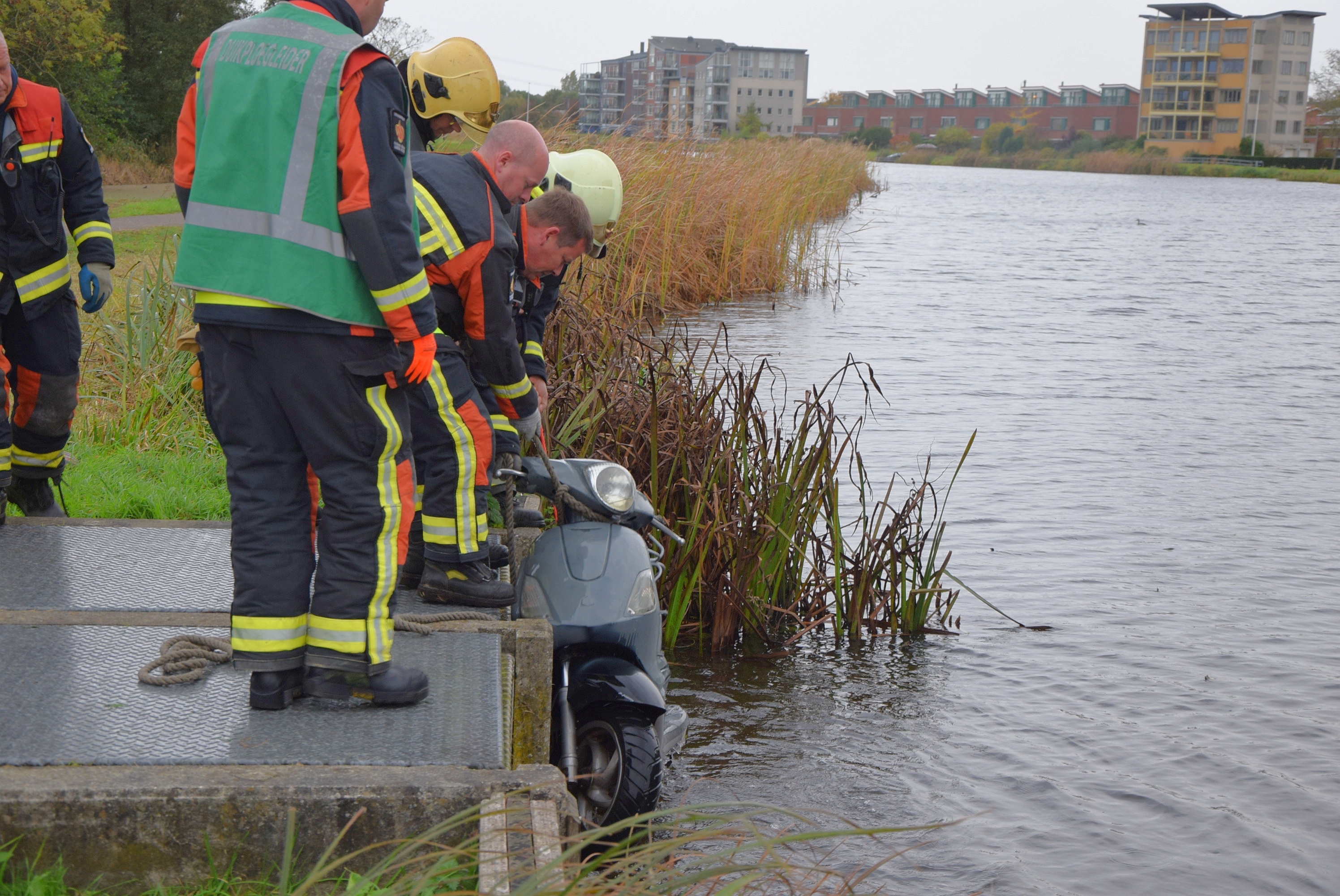 Vissers vinden scooter in sloot, Grotiuslaan in Leiderdorp