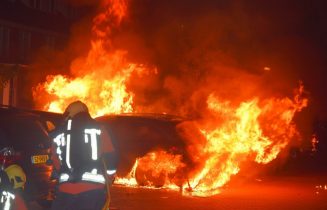 Flinke voertuigbrand in woonwijk, Koppoelplaats in leiden
