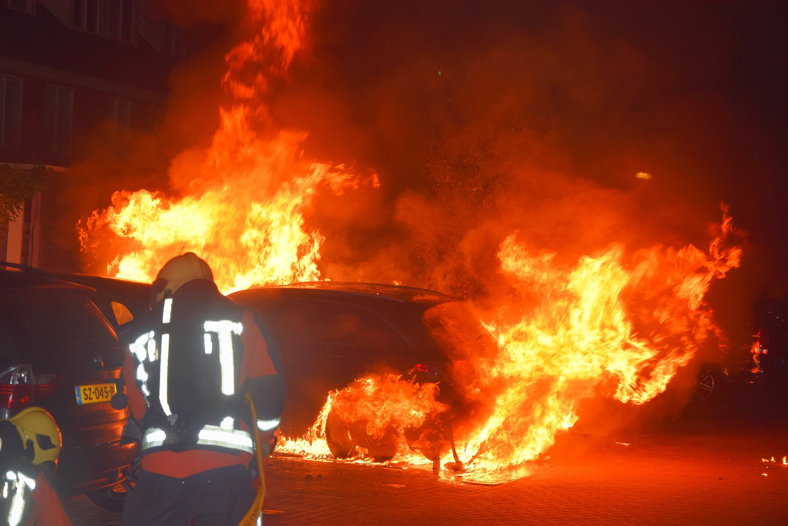 Flinke voertuigbrand in woonwijk, Koppoelplaats in leiden