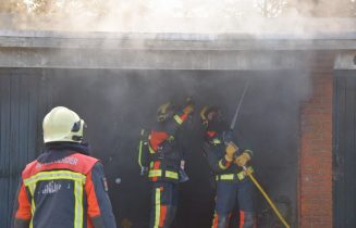 Uitslaande brand verwoest garage, Hyacinthstraat in Voorschoten