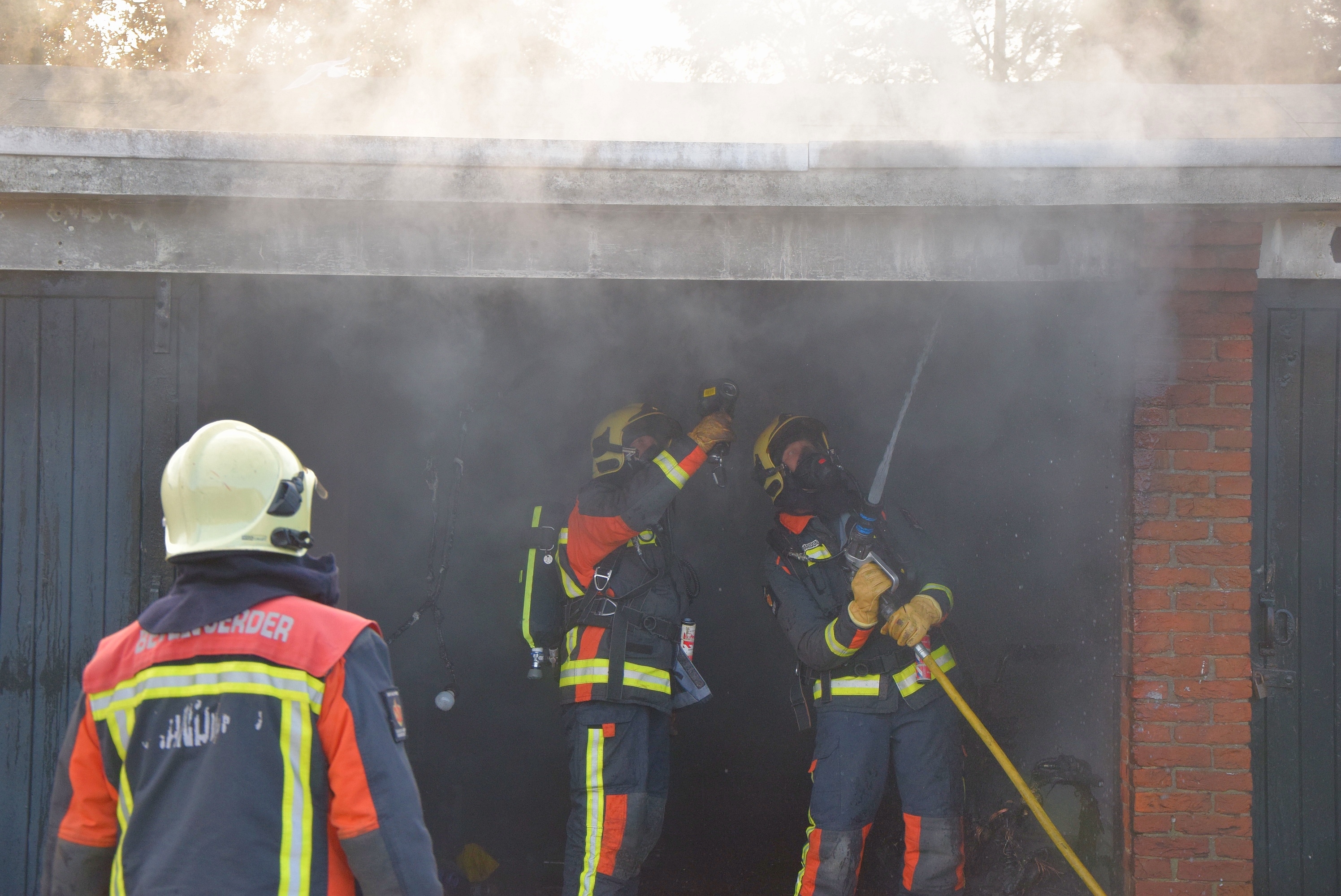 Uitslaande brand verwoest garage, Hyacinthstraat in Voorschoten