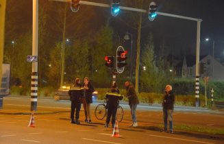 Fietser geschept door personenauto, Willem de Zwijgerlaan in Leiden