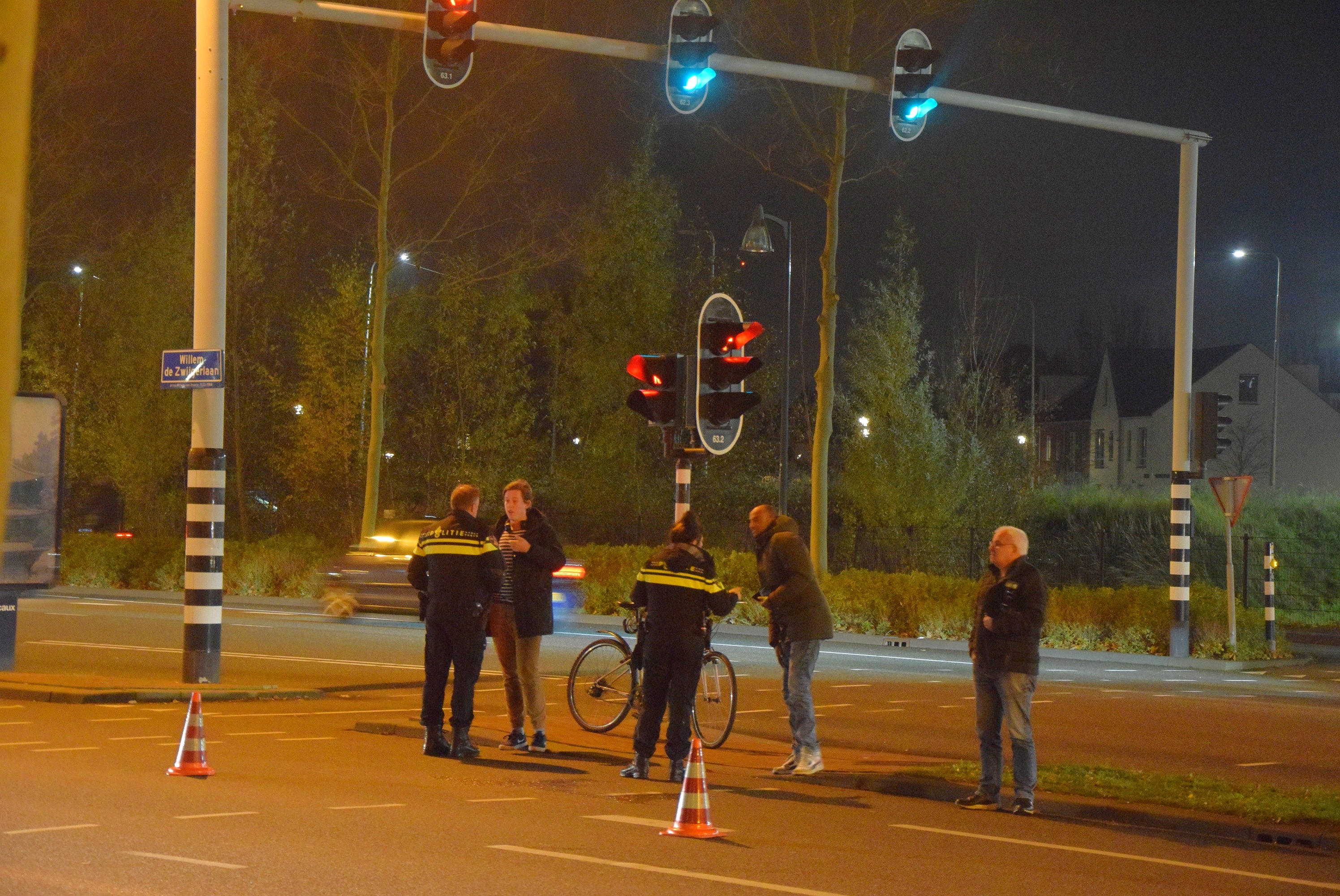Fietser geschept door personenauto, Willem de Zwijgerlaan in Leiden