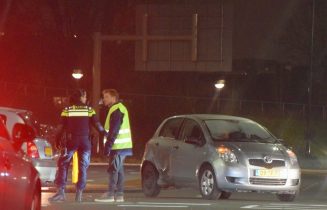 Twee auto's botsen op kruising, Haagse Schouwweg - N206 in Leiden