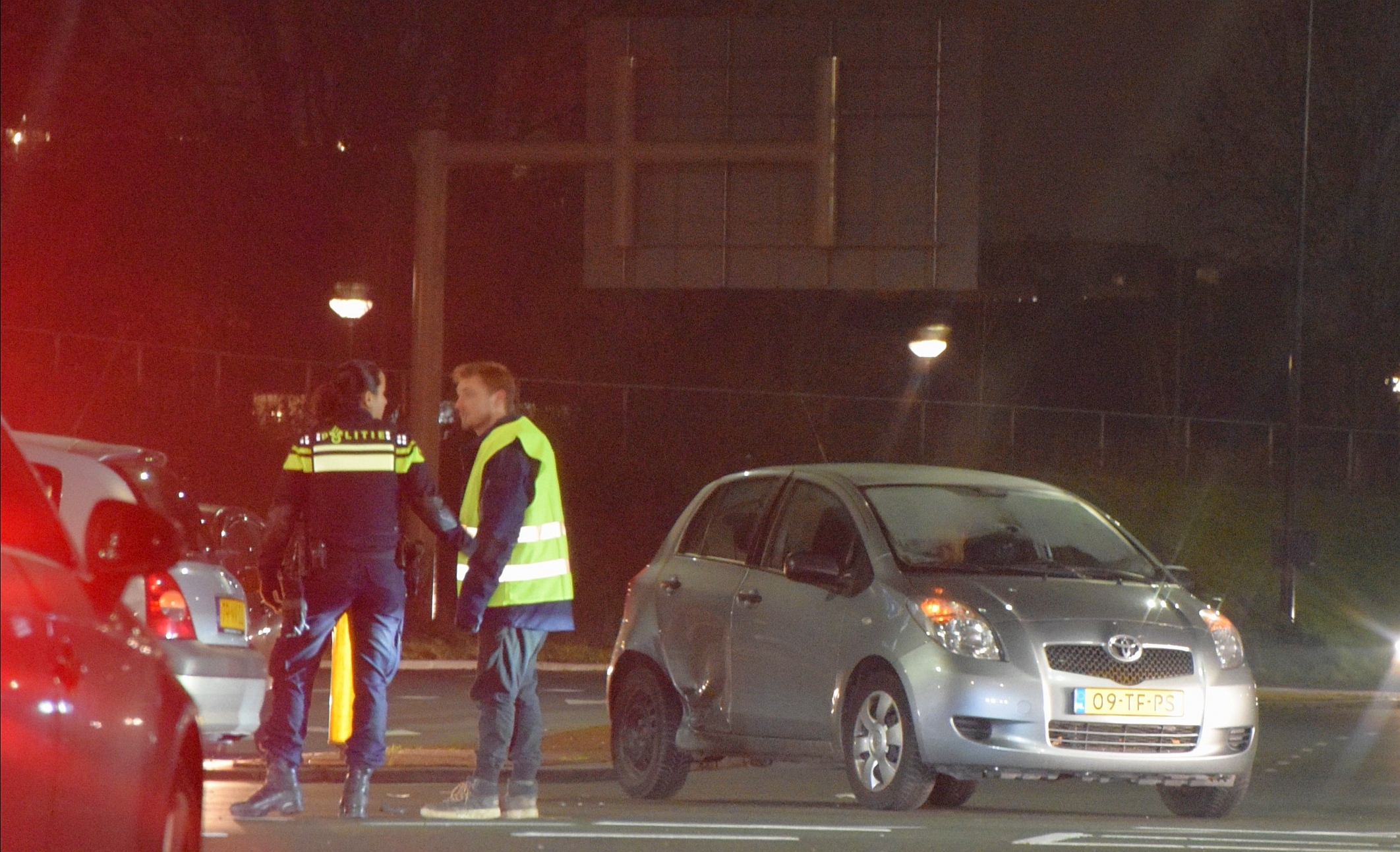 Twee auto's botsen op kruising, Haagse Schouwweg - N206 in Leiden