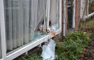 Auto botst tegen woning tijdens inparkeren, Groenendijkstraat in Leiderdorp