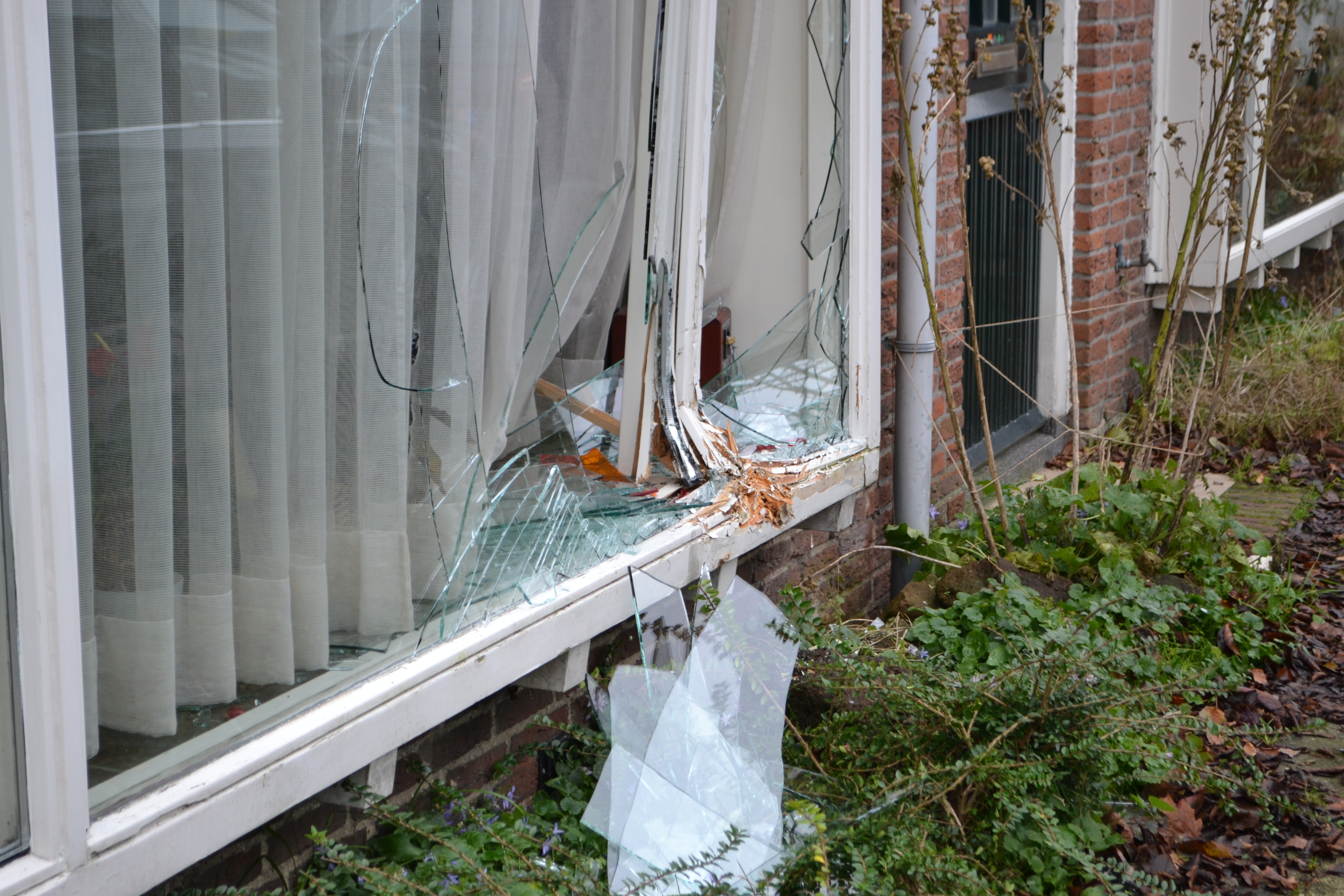 Auto botst tegen woning tijdens inparkeren, Groenendijkstraat in Leiderdorp
