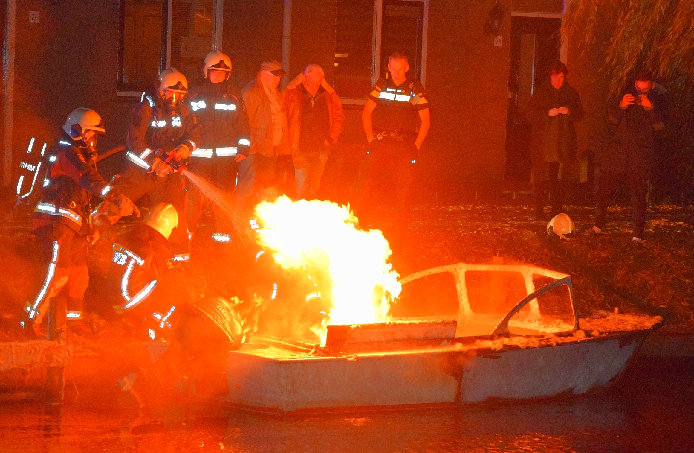 Plezierboot verwoest door brand, Jantina van Hoornkade in Leiden