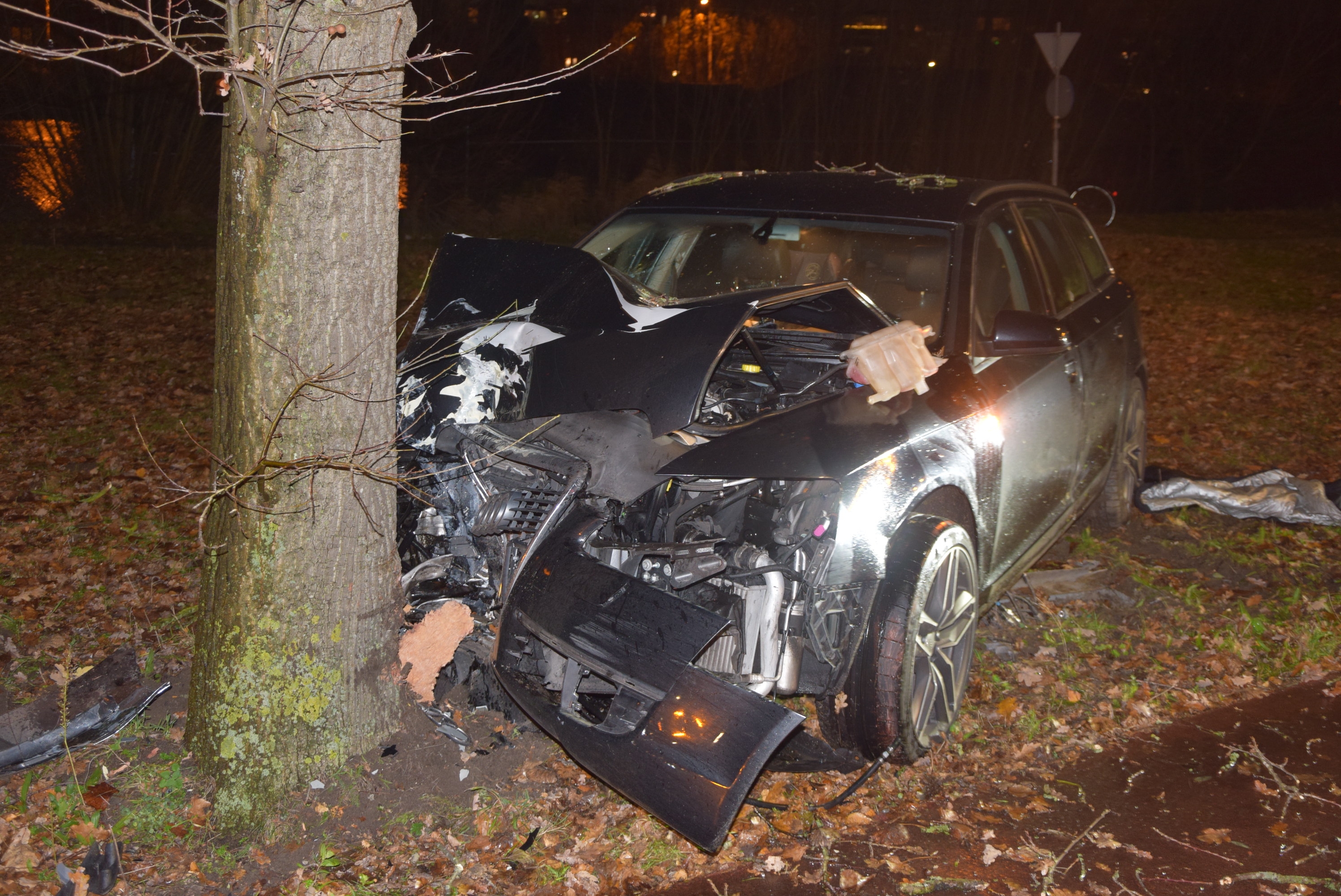 Flinke schade na eenzijdig ongeval, Oegstgeesterweg in Leiden