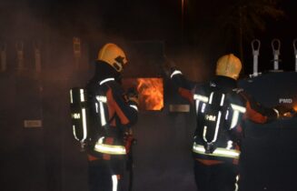 Brandweer blust brand in container, Amliapleian in Leiderdorp