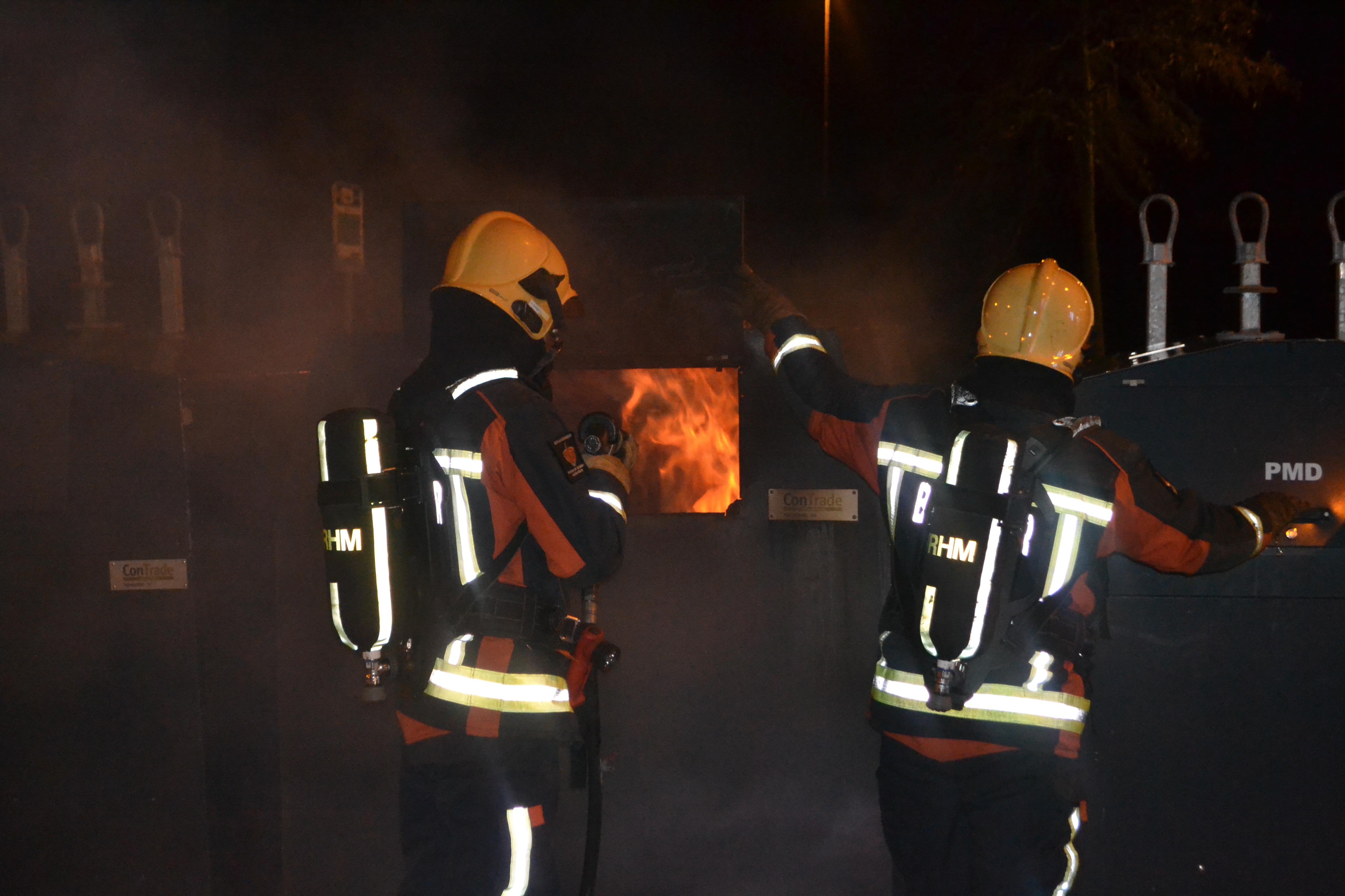 Brandweer blust brand in container, Amliapleian in Leiderdorp