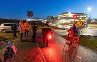 Controle fietsverlichting in Nieuw Rhijngeest