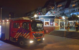 Kerstboom valt op dak