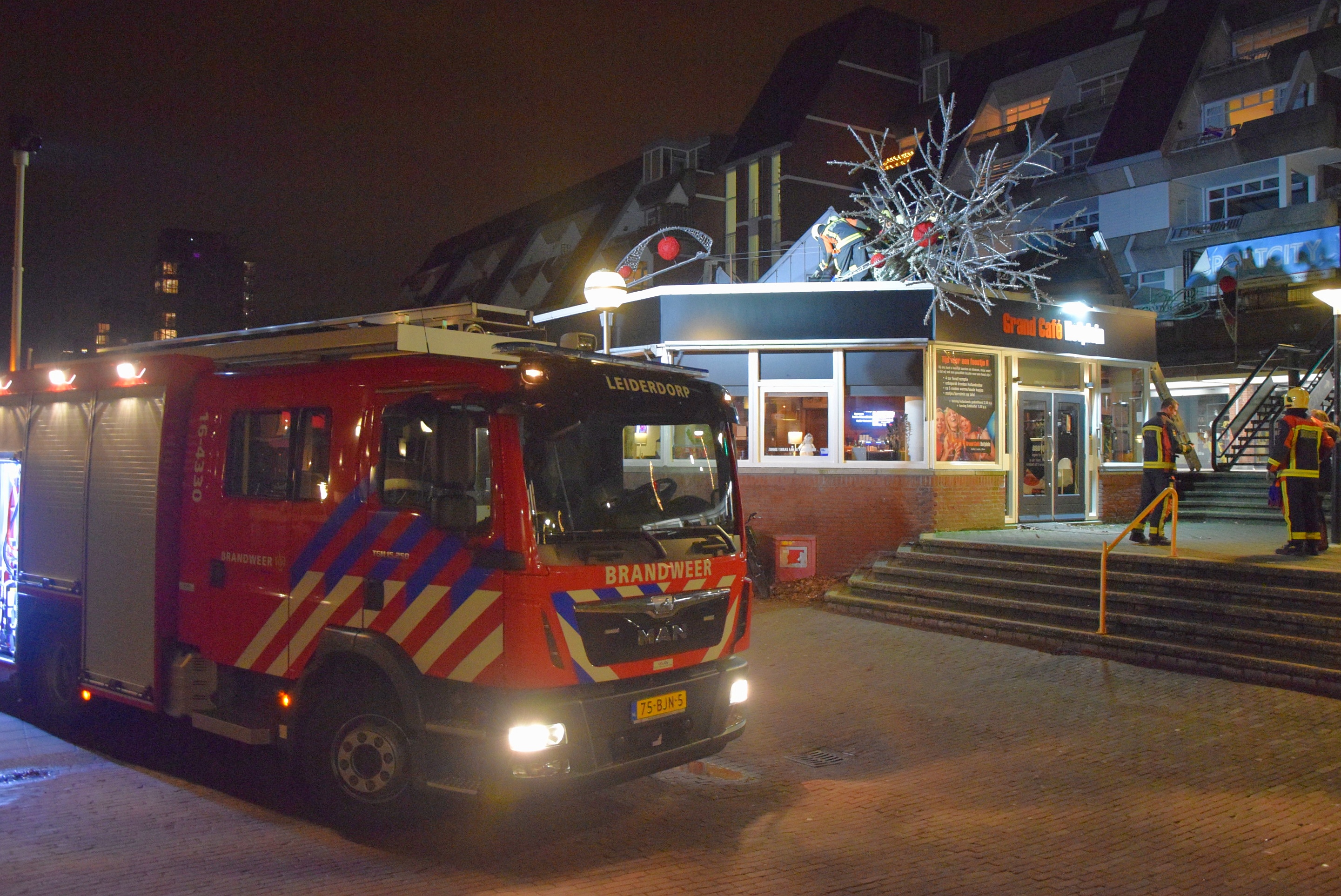 Kerstboom valt op dak