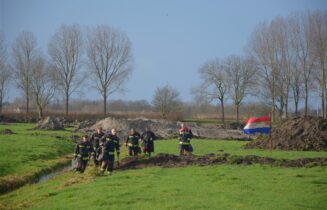 vrouw vast in drijfzand