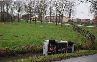 Auto te water Achthovenerweg Leiderdorp feb 2020