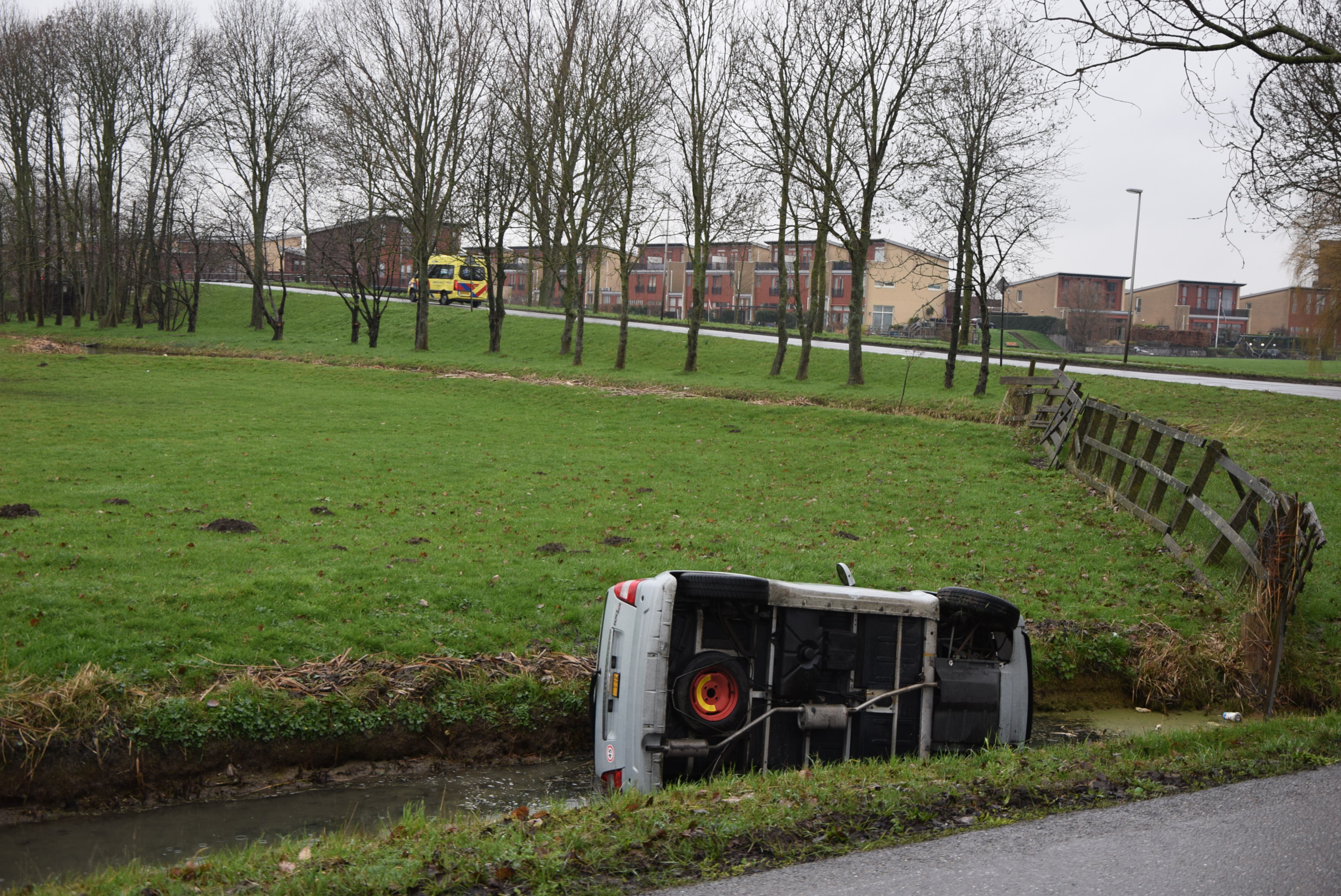 Auto te water Achthovenerweg Leiderdorp feb 2020
