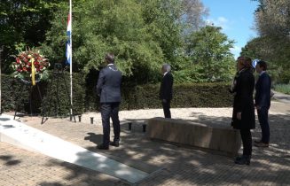 Foto gemeente Voorschoten bij oorlogsmonumen t