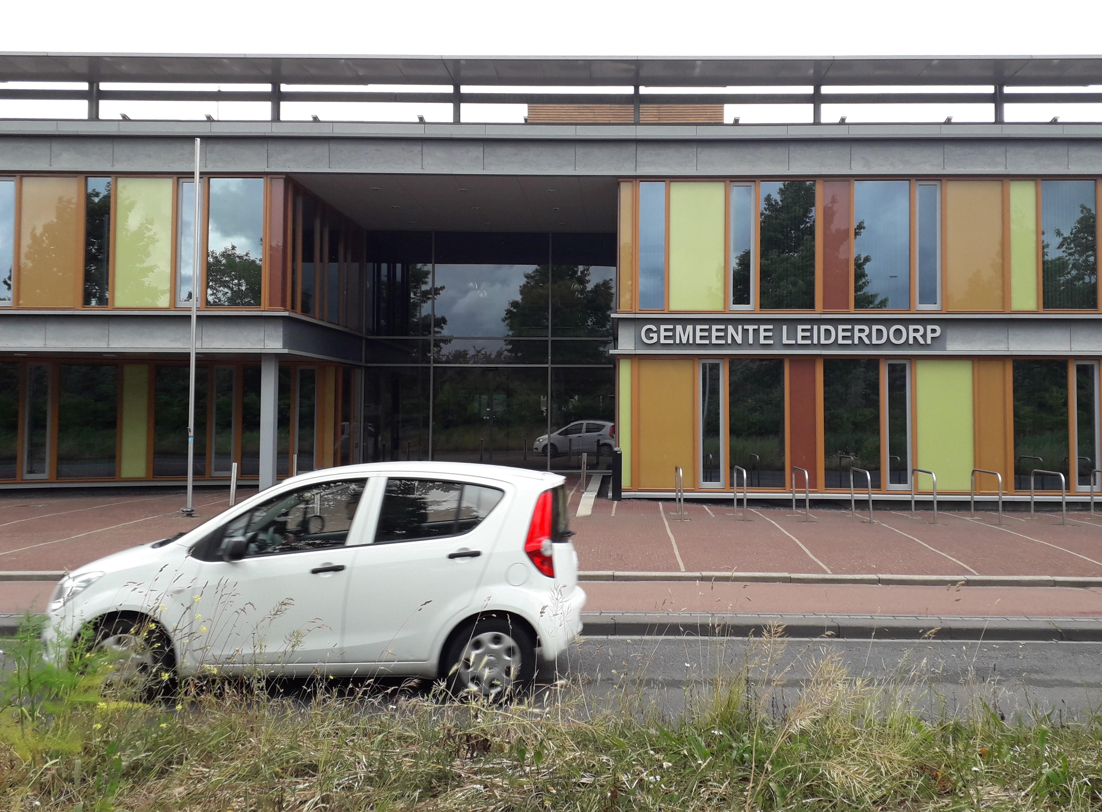 Gemeentehuis Leiderdorp voorkant met auto