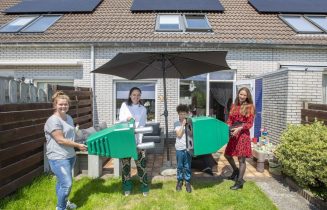 Mevrouw Blijleve is erg blij met de zonnepanelen op haar dak