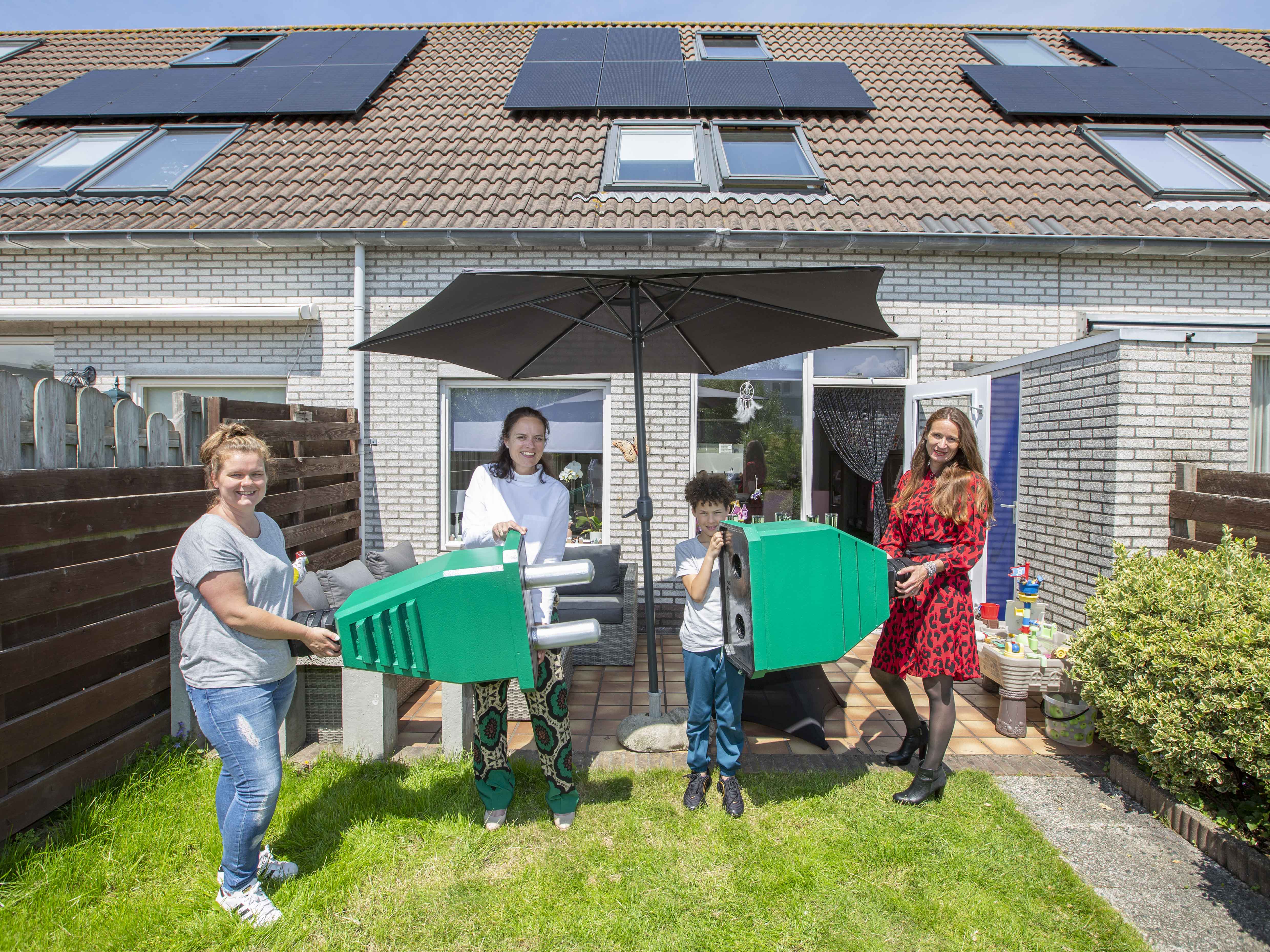 Mevrouw Blijleve is erg blij met de zonnepanelen op haar dak